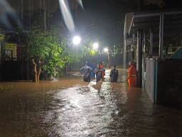 Ibu Rumah Tangga Tewas Tersengat Listrik Saat Terjadi Banjir di Jember