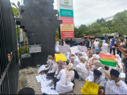 Kiai-nya Ditahan Karena Korupsi, Santri Ponpes Al Ibrohimi Demo Kejari Gresik