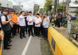 Wagub Emil Turun Langsung Tinjau Jembatan Sentong Bondowoso, Dorong Pembangunan Ulang Jembatan Dipercepat