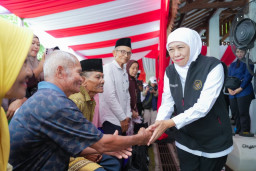 Perkuat Bantalan Ekonomi Masyarakat Banyuwangi, Gubernur Khofifah Salurkan Bansos dan Tali Asih Senilai Rp5,26 Miliar