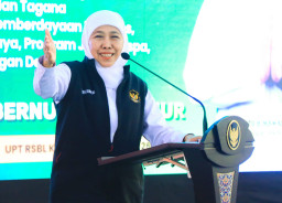 Perkuat Kelompok Rentan, Gubernur Khofifah Salurkan Bansos dan Tali Asih Rp16,616 Miliar di Kediri