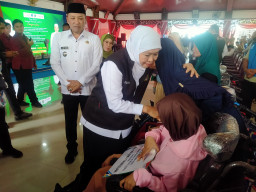 Kunjungi Sampang, Gubernur Jawa Timur Salurkan Ribuan Paket Bantuan dan Dana BKD