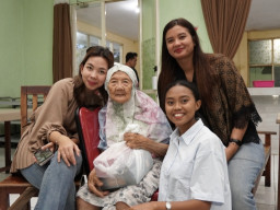 Hangatkan Ramadan, Premier Place Hotel Berbagi Kebahagiaan Bersama Lansia Griya Wreda Surabaya