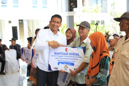 Hadir di Kasiman, Bupati Setyo Wahono Salurkan Bansos untuk Kelompok Rentan