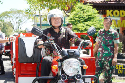 Dukung Ekonomi Desa, Bupati Lamongan Distribusikan 60 Unit Kendaraan Roda Tiga untuk Operasional KDKMP