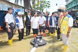 Sinergi Tangani Banjir, Bupati Yes Dampingi Wagub Emil Tinjau Kawasan Karanggeneng