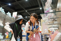 Hadirkan Energi Kebaikan, Pertamina Patra Niaga Ajak Anak Yatim Surabaya Belanja Baju Lebaran