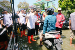 Wagub Emil Tinjau Banjir Jalan Raya Simo–Sungelebak, Pastikan Percepatan Solusi Terpadu di Lamongan