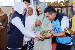 Hadirkan Keberkahan, Gubernur Khofifah Bagikan Mushaf Madinah Hadiah Raja Salman ke Pelosok Jawa Timur
