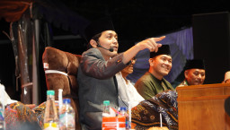 Ikhtiar Spiritual di Sepuluh Hari Terakhir Ramadan: Ribuan Jamaah Ngaji Bareng Gus Iqdam di Lamongan
