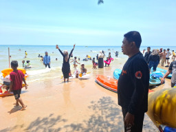 Pengunjung Membeludak, BPBD Sampang Jaga Ketat Wisata Pantai Lon Malang
