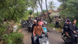 Hujan Deras Gerus Jalan di Kangayan Sumenep, Akses Warga Nyaris Lumpuh