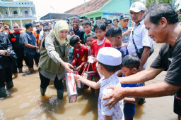Pastikan Keselamatan Warga, Gubernur Khofifah Terjun Langsung Tinjau Banjir di Pasuruan
