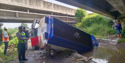 Truk Tangki Muat 8.000 Liter Solar Terjun dari Tol Jomo