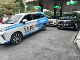Auto2000 Serahkan Perdana Toyota Veloz HEV di Surabaya, Konsumen Sudah Inden Sejak Februari