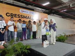 Gressmall dan DGU Salurkan Bahan Pokok dan THR Kepada Penarik Becak
