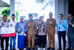 Pemkab Gresik Terima Tiga Mobil CSR dari Bank Jatim untuk Ponpes dan GP Ansor Bawean, Bupati Sampaikan Apresiasi!
