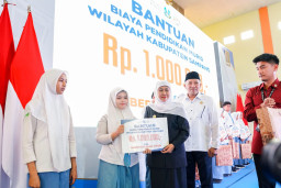 Khofifah Luncurkan “MAMA MAU NAIK KELAS”, Revitalisasi 60 Sekolah Menengah se-Madura