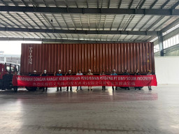 PT Xinyi Solar Indonesia Kirim Ekspor Perdana Solar Glass dari KEK Gresik ke India