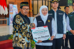 Safari Bansos Ramadan di Tuban, Gubernur Khofifah Salurkan Bantuan Rp8,35 Miliar
