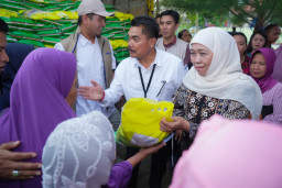 Pasar Murah Diserbu Warga Pamekasan, Khofifah Pastikan Stok Bahan Pokok Aman Jelang Lebaran