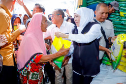 Pasar Murah Diserbu Warga di Nganjuk, Gubernur Khofifah Pastikan Harga Bahan Pokok Tetap Stabil
