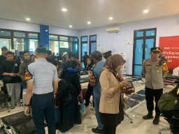 Puluhan Warga Bawean Terlantar di Pelabuhan Gresik, Dipicu Simpang Siur Informasi Tambahan Kuota Penumpang Kapal