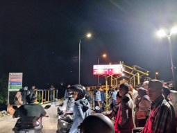 Kapasitas Kapal Tak Bertambah, Penumpang Arus Balik dari Pulau Bawean ke Daratan Gresik Terlantar