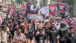 Ribuan Warga Tretes Demo Tolak Alih Fungsi Hutan