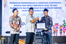 Wabup Gresik Alif Serahkan Penghargaan kepada 30 Insan Pariwisata dan Budaya