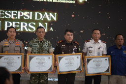 Ketua DPRD dan Kalapas Bojonegoro Raih Penghargaan Angling Darma Award PWI Bojonegoro