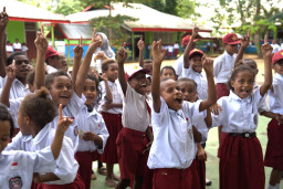 Danantara Indonesia dan PLN Salurkan 5.000 Paket Perlengkapan Sekolah