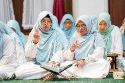 Gubernur Khofifah Gelar Khotmil Qur’an Bersama Perangkat Daerah dan Komunitas Disabilitas Tuli Mengaji di Grahadi