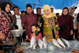 Bupati Yani Dampingi Gubernur Khofifah Borong Bandeng di Pasar Bandeng Gresik