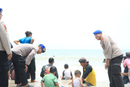 Pastikan Keamanan Wisatawan Lebaran 2026, Polres Gresik Pantau di Pantai Dalegan