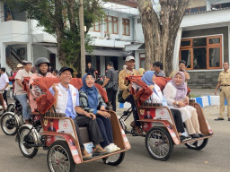 Ratusan Becak Listrik Pawai Keliling Kota Bojonegoro Usai Terima Bantuan dari Prabowo