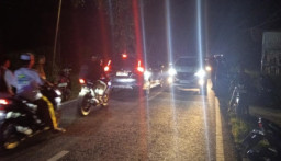 Motor Tabrak Orang Gila, Pengendara Tersungkur