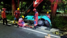 Diduga Ngantuk, Taksi Listrik Nyungsep di Saluran Jalan Ahmad Yani Surabaya