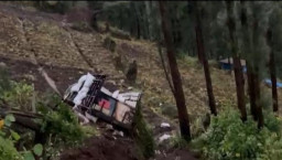 Longsor Terjang Tiga Kendaraan di Tosari, Satu Truk Masuk Jurang