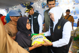 Gubernur Khofifah Gelar Pasar Murah di Stasiun Lama Tuban
