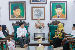 Gubernur Khofifah Silaturahmi ke Ponpes Tebuireng dan Tambakberas Jombang