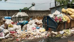 Sampah Menggunung di Pasar Anom Baru Sumenep, Pengangkutan ke TPA Terkendala Armada Rusak