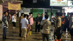 Blusukan Berubah Jadi Inspeksi Darurat, Bupati Fawait Tinjau Banjir di Mumbulsari Jember