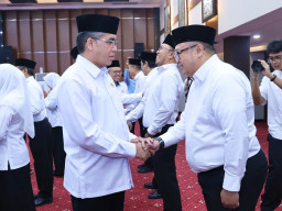 Lantik 12 Pejabat Baru, Menaker Yassierli Tegaskan Layanan Publik Harus Jadi Prioritas Utama