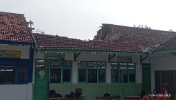 Diguyur Hujan Deras, Ruang Kelas SDN Pangilen 1 Sampang Ambruk