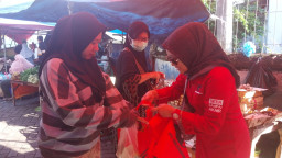 Atasi Harga Plastik, Kader PDI Perjuangan Jember Tebar 1.000 Tas Belanja di Tiga Pasar