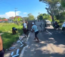 Truk Box Terguling di Sampang, Muatan Diduga Rokok Ilegal Berhamburan Diserbu Warga