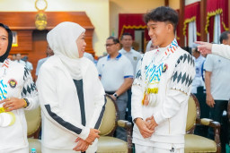 Wujud Nyata Kesetaraan, Gubernur Khofifah Guyur Bonus Rp1,8 Miliar untuk Atlet ASEAN Para Games
