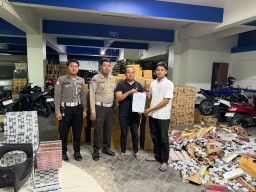 Buntut Truk Terguling, Polres Sampang Limpahkan 936 Ribu Batang Rokok Ilegal ke Bea Cukai Madura