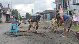 Lelah Menunggu Janji, Warga Karangkedawung Jember Patungan Perbaiki Jalan Rusak Secara Swadaya